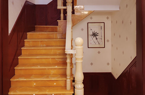吴桥中式别墅室内汉白玉石楼梯的定制安装装饰效果